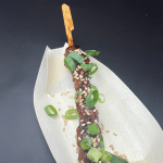 Yakitori Spies met lenteui en sesamzaadjes in een bamboe bootje in de hapjeskar