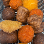 Mini snacks in een frietmandje in de Hapjes kar