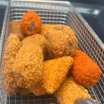 Mini Snacks Deluxe in een friet mandje in de hapjeskar