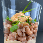 Garnalencocktail in een glaasje in de hapjeskar
