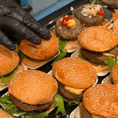 mini hamburgers in de hapjeskar bij een catering in moergestel