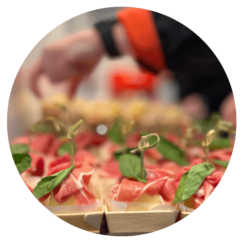 meloen met serranoham in de hapjeskar bij een catering in moergestel