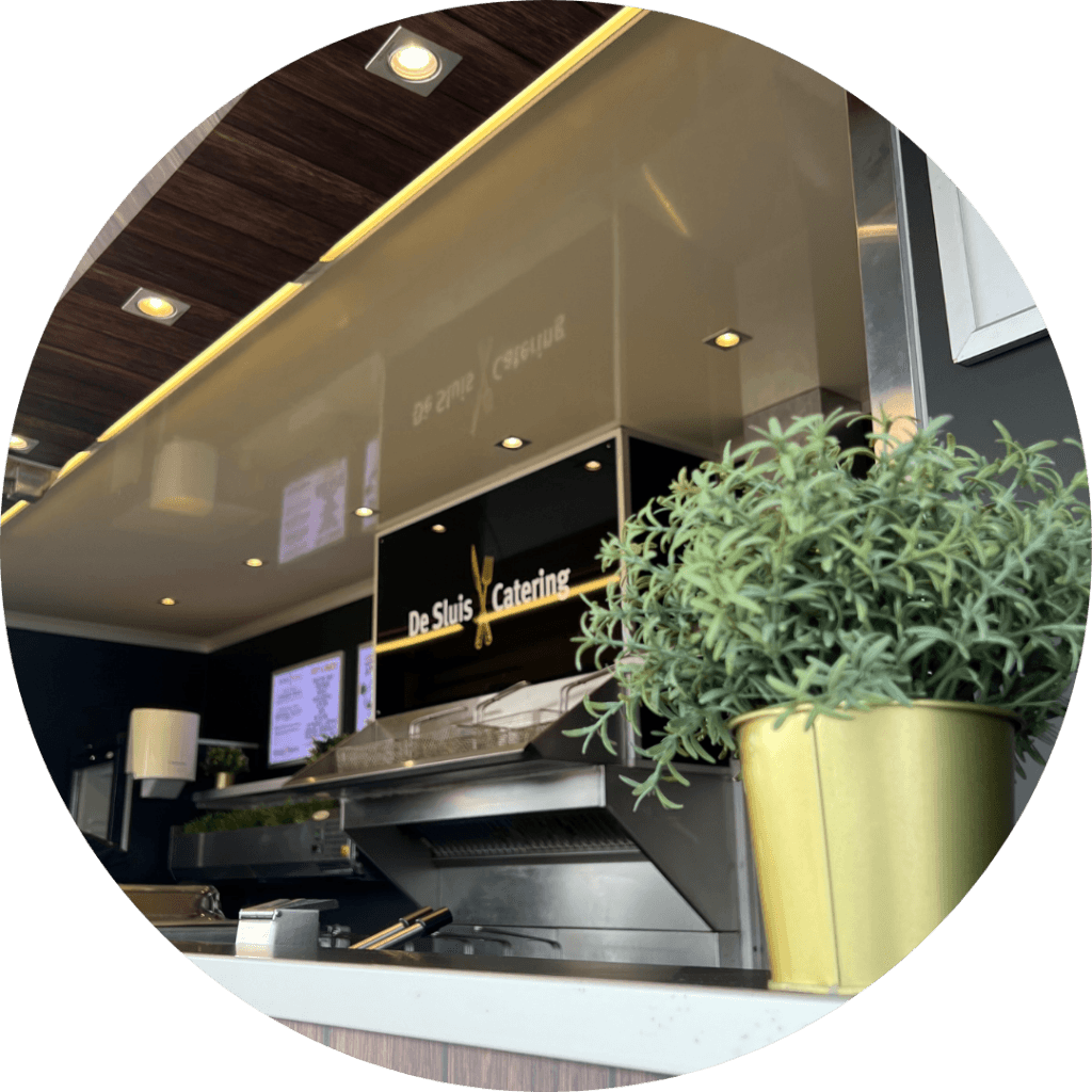 binnenkant grote kar van de sluis catering bij mobiele catering in noord brabant