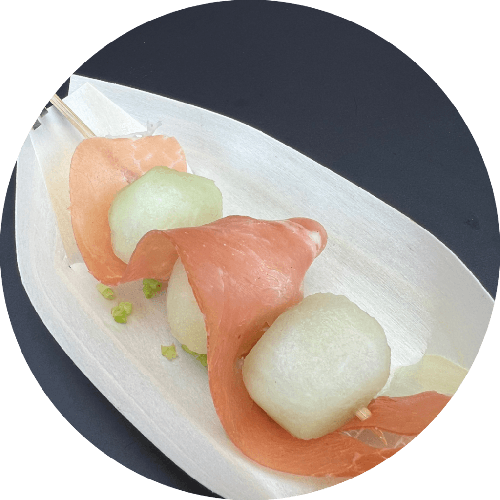 meloen-serranoham spies in een bootje in de hapjeskar van de sluis catering luxe hapje in tilburg