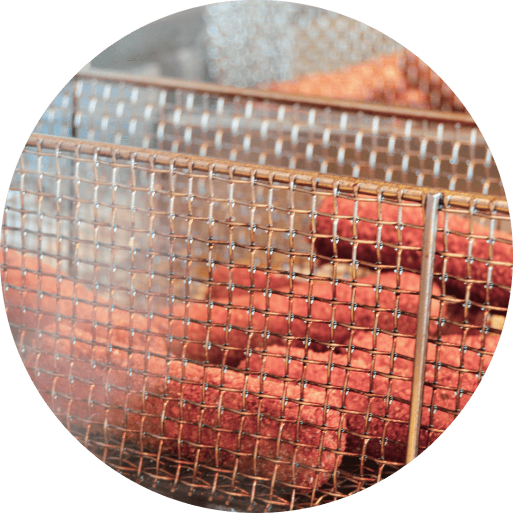 kroketten bij frietwagen huren in goirle in een frietmandje van de sluis catering
