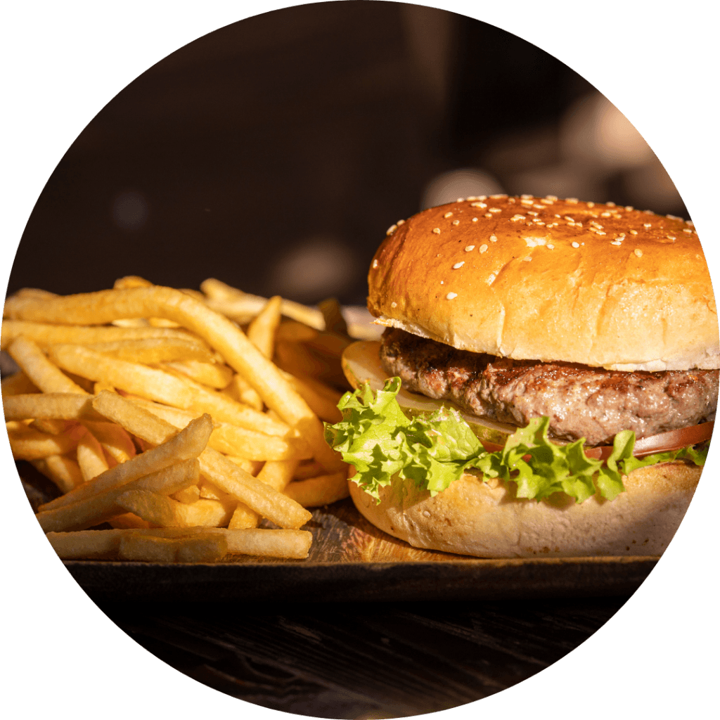 hamburger met friet bij frietwagen huren in breda met de sluis catering