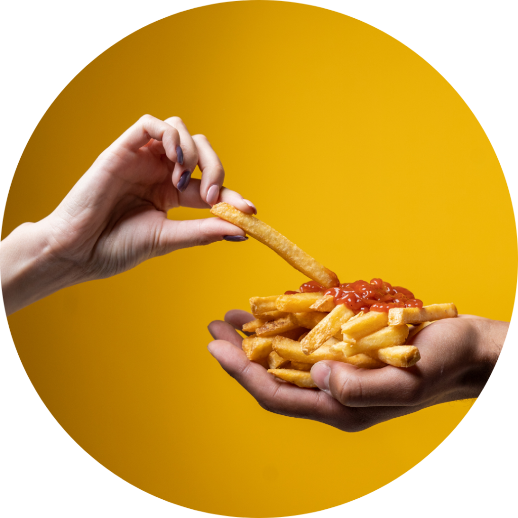 friet in hand bij frietwagen huren in oirschot met de sluis catering