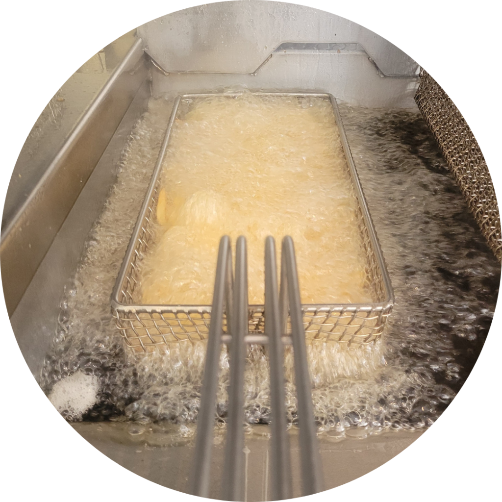 frietmandje in een frietkar van de sluis catering bij frietwagen huren in oosterhout