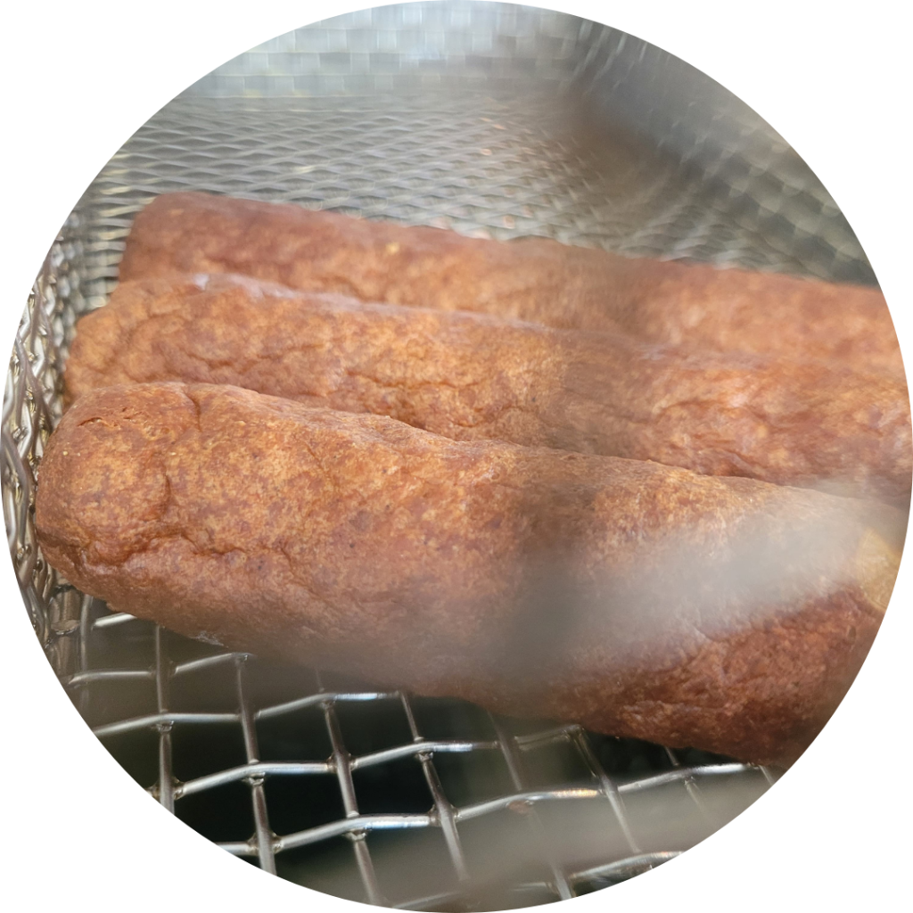 frikandellen in frietmandje bij de sluis catering bij frietwagen huren in oosterhout