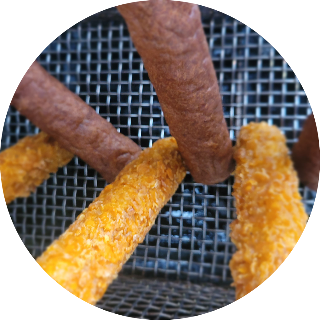 frikandellen en kipkorns in een frietmandje in een frietwagen van de sluis catering bij frietwagen huren in dongen
