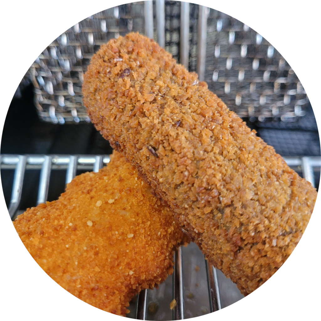 kroket en kaassouffle in frietwagen van de sluis catering bij frietwagen huren in dongen