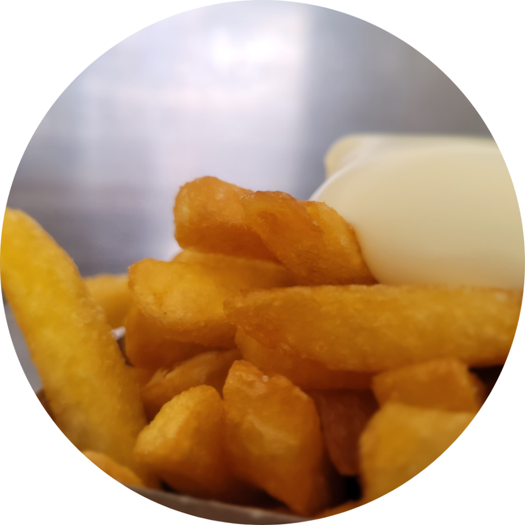frietje met in een frietwagen van de sluis catering