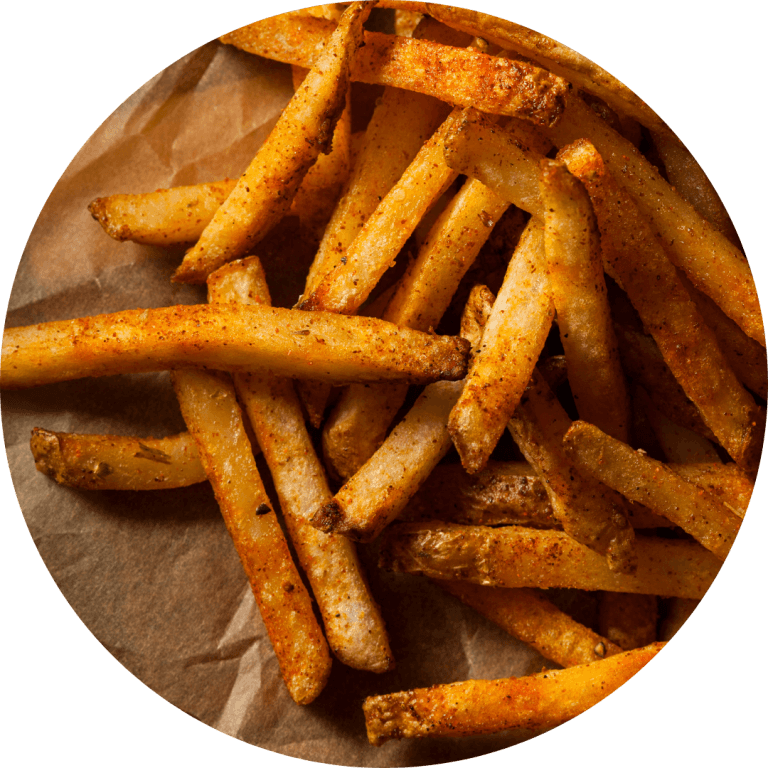 frietjes in een frietkar van de sluis catering op vetvrij papier