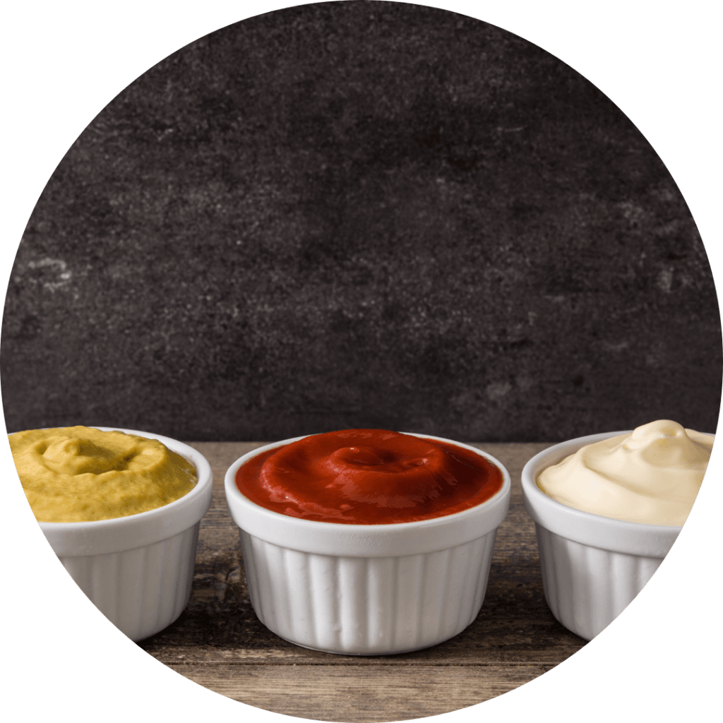 sauzen mosterd ketchup en mayonaise in een frietkar van de sluis catering