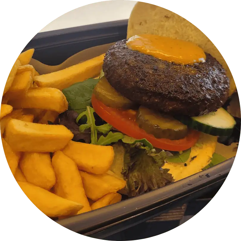 Franse Gehaktbal Burger met Groenten en Franse Frietjes, geleverd aan huis. Perfect voor een smaakvol thuis diner of feestje.