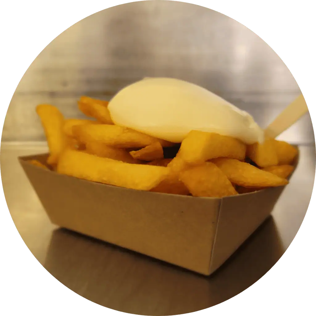 Frieten met mayonaise, verse snacks voor thuisbezorging Catering aan huis.