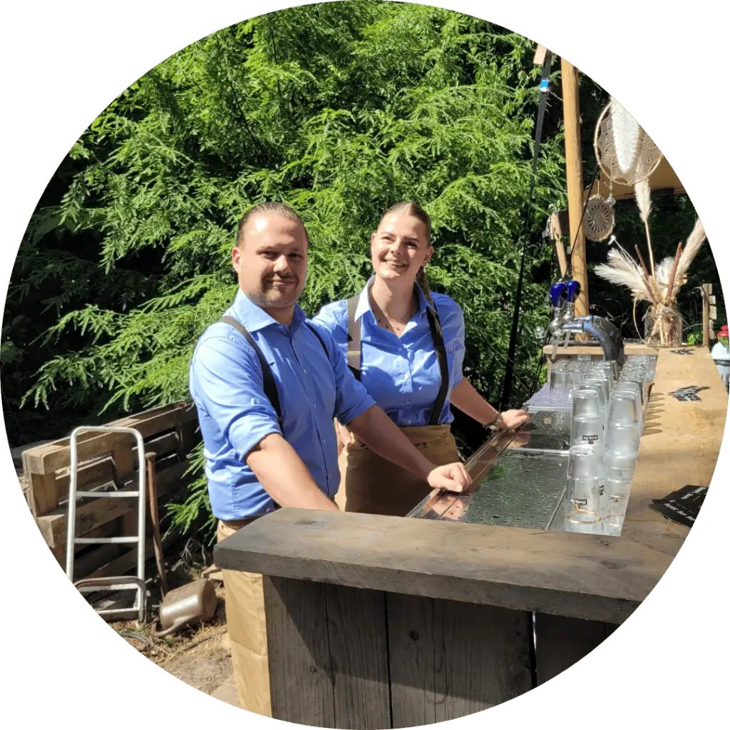 barpersoneel van de sluis catering bij een evenement complete catering