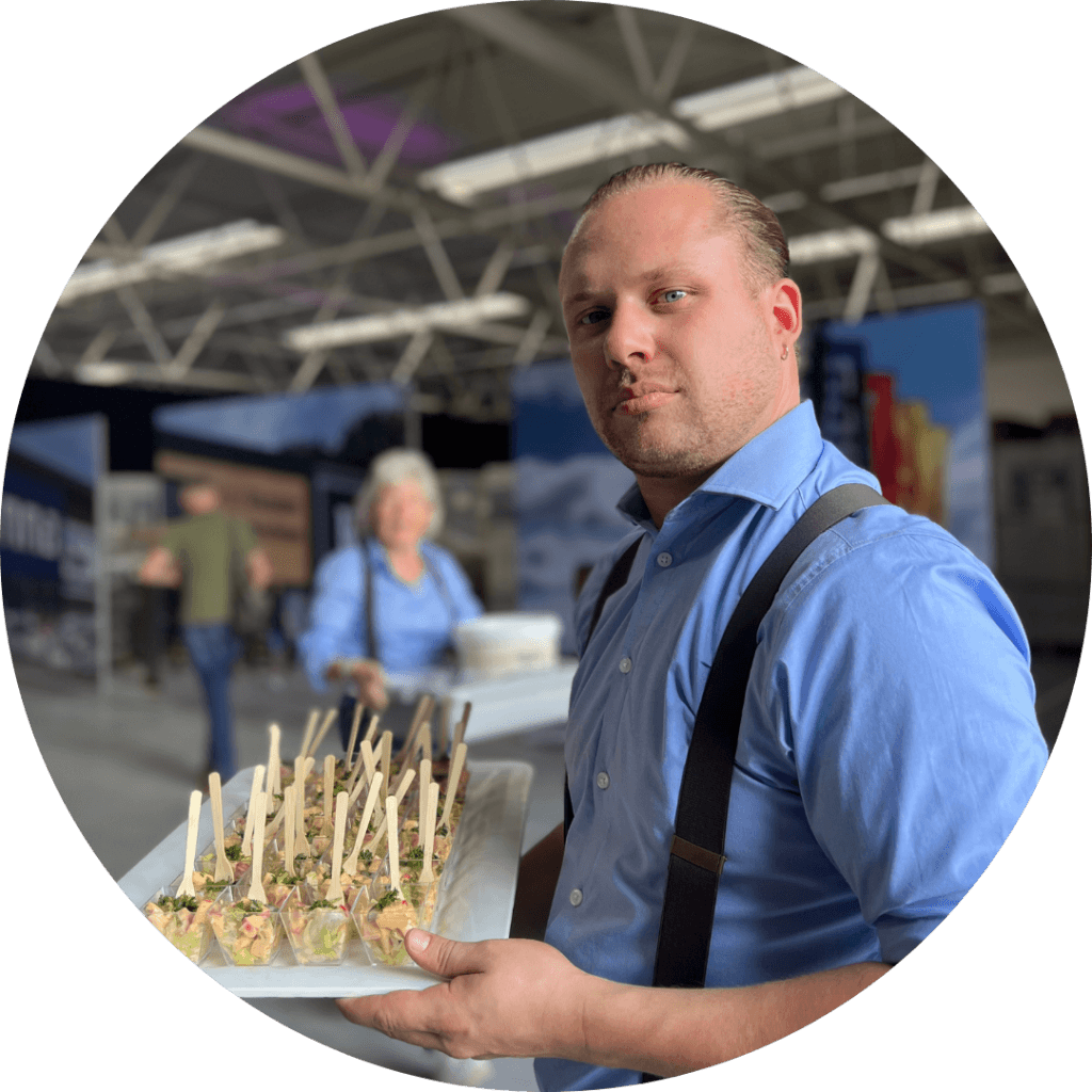 hapjes rondbrengen door personeel van de sluis catering bij complete catering