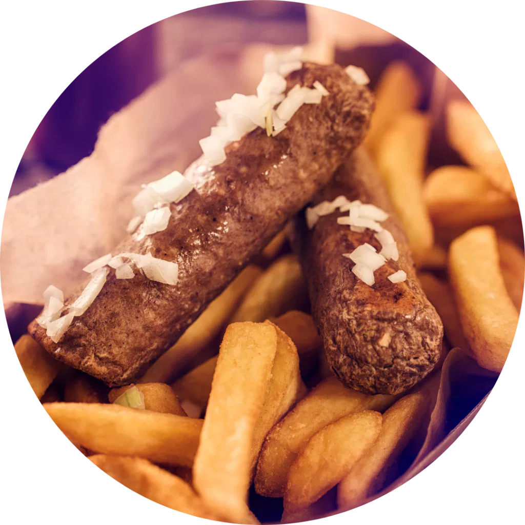 friet met frikandel speciaal uit de frietwagen van de sluis catering