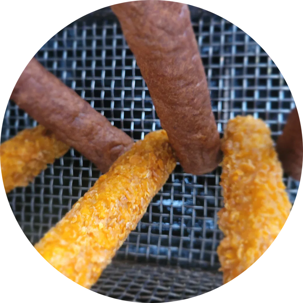 frikandellen en kipkorns in een frietmandje in een frietwagen van de sluis catering bij frietwagen huren in dongen