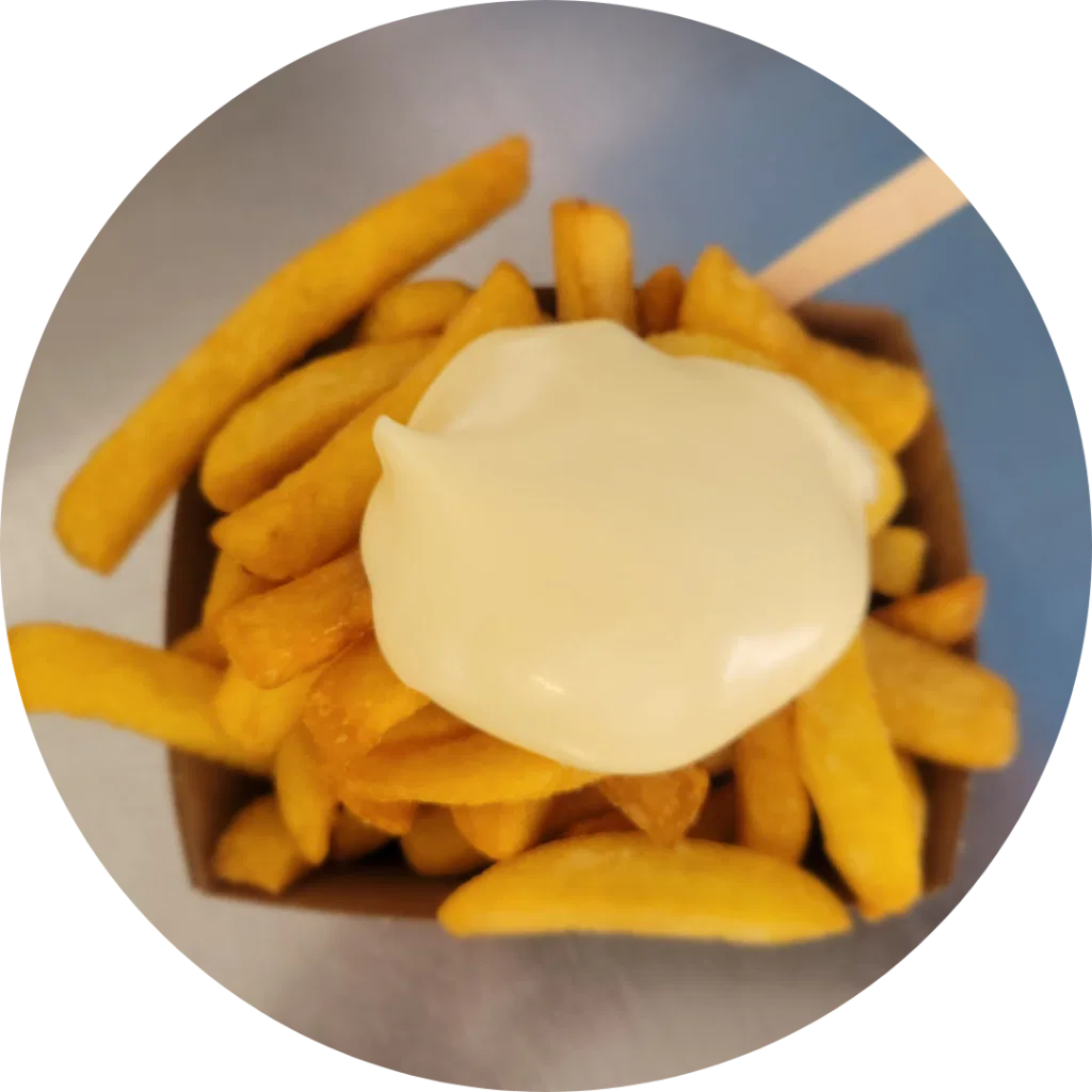 frietje met in een frietwagen van de sluis catering bij frietwagen huren in dongen