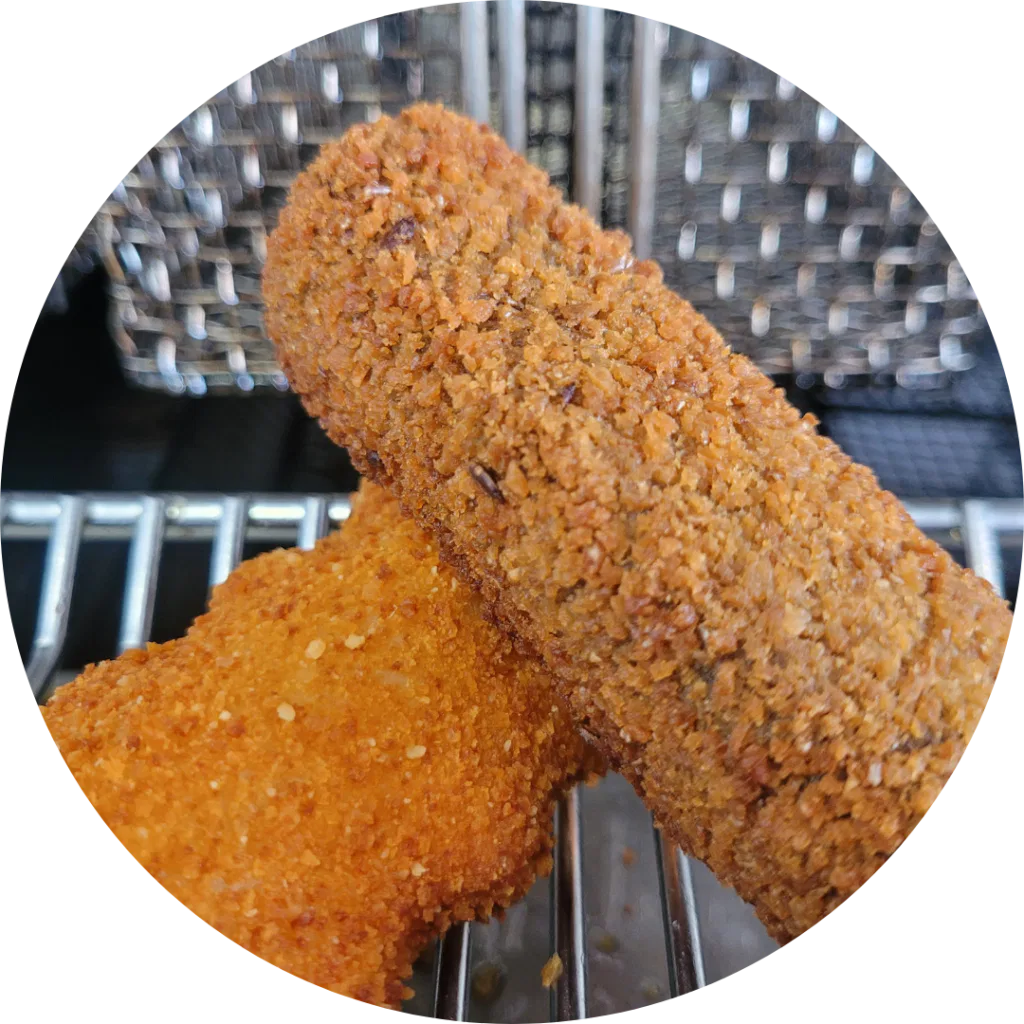 kroket en kaassouffle in frietwagen van de sluis catering bij frietwagen huren in dongen