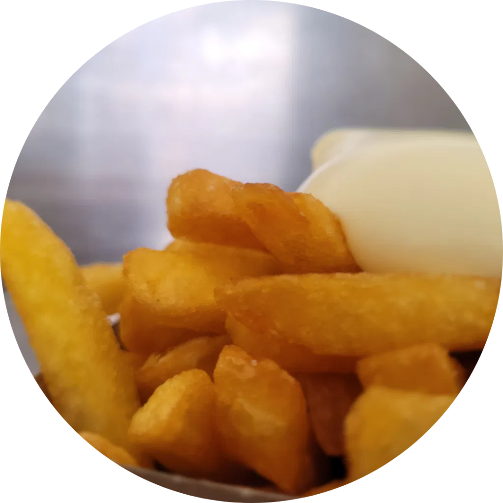 frietje met in een frietwagen van de sluis catering